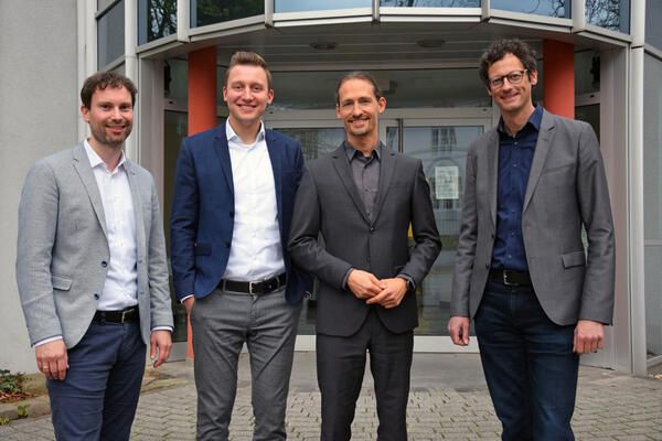 WFG-Geschäftsführer Sascha Dorday (2.v.r.) mit  Timm Helten-Hildwein (r.), André Müller (l.) und Dr. Alexander Nolte (2.v.l.). 
