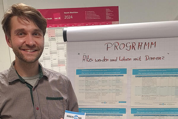 Sozialplaner Tobias Ingo Stacke aus Bergkamen zeigt stellvertretend für die AG das Programm und den Flyer