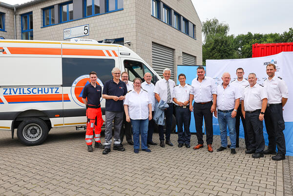 Übergabe KTW (11) Foto Max Rolke - Kreis Unna