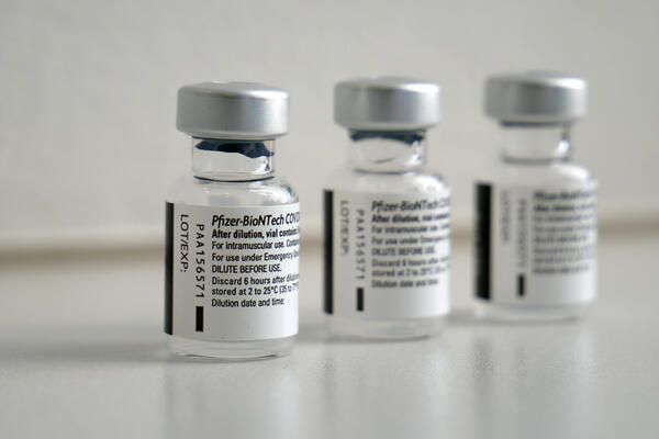 Phiolen mit Impfstoff von BioNTech